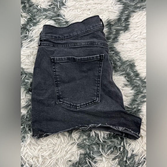 Old Navy Women’s Black Mid-Rise Boyfriend Jean Shorts Size 8 - Picture 7 of 8